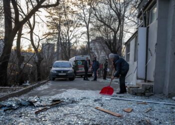 La periferia di Kiev colpita da un attacco missilistico russo,2022. Foto di Marco Cremonesi via Imagoeconomica.