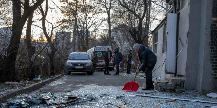 La periferia di Kiev colpita da un attacco missilistico russo,2022. Foto di Marco Cremonesi via Imagoeconomica.