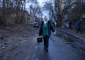 La periferia sud di Kiev, una zona abitativa, colpita da un attacco missilistico russo nel dicembre 2022. Fonte: Marco Cremonesi via Imagoeconomica