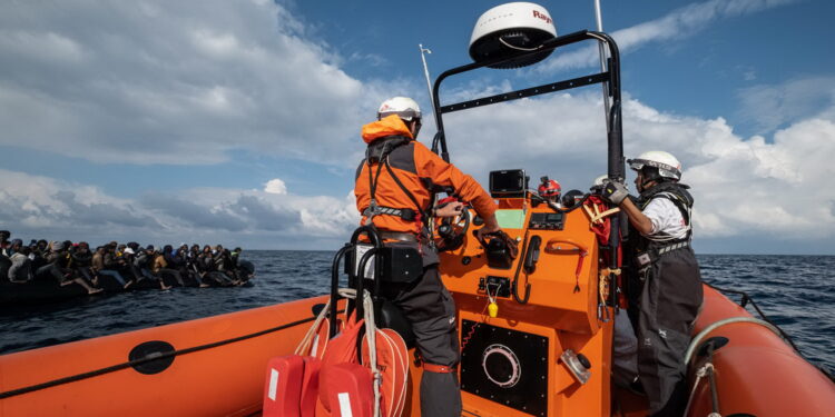 GOMMONE MIGRANTI PROFUGHI MAR MEDITERRANEO MIGRAZIONE FENOMENO MIGRATORIO ROCHIEDENTI ASILO MEDICI SENZA FRONTIERE SOCCORSO SOCCORSI MSF ONG Imago economica