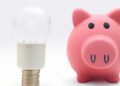 RISPARMIO ENERGIA CONTROLLO CONSUMI ELETTRICI RISPARMI ENERGETICO ENERGETICI SALVADANAIO LAMPADINA MAIALINO PORCELLINO
