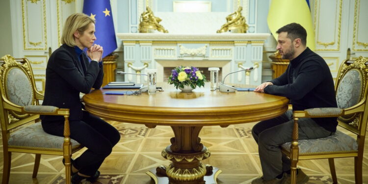 L'Alta rappresentante UE per la Politica estera, Kaja Kallas, e il presidente ucraino, Volodymyr Zelensky. Foto: Imagoeconomica