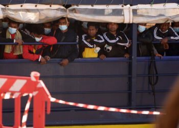 La nave Humanity attraccata al porto di Bari con 100 migranti, maggio 2025. Fonte: Saverio De Giglio via Imagoeconomica