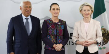 Il presidente del Consiglio Europeo, Antonio Costa; la presidente del Messico, Claudia Sheinbaum, e la presidente della Commissione Europea, Ursula Von der Leyen (Fonte: Imagoeconomica)