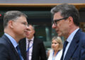 Il commissario per l'Economia, Valdis Dombrovskis (sinistra), con il ministro dell'Economia, Giancarlo Giorgetti [foto: Frederic Sierakowski/imagoeconomica]