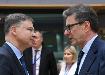 Il commissario per l'Economia, Valdis Dombrovskis (sinistra), con il ministro dell'Economia, Giancarlo Giorgetti [foto: Frederic Sierakowski/imagoeconomica]