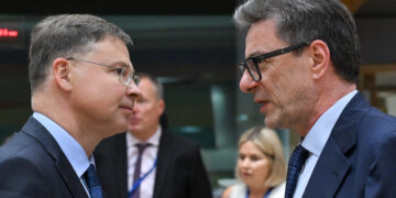 Il commissario per l'Economia, Valdis Dombrovskis (sinistra), con il ministro dell'Economia, Giancarlo Giorgetti [foto: Frederic Sierakowski/imagoeconomica]