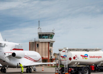 TOTAL ENERGIES AZIENDA INDUSTRIA ENERGETICA PRODUZIONE CARBURANTI CARBURANTE BIO RIFORNIMENTO AEREO AEREI AEROPLANO AEROPLANI Source: Imago economica