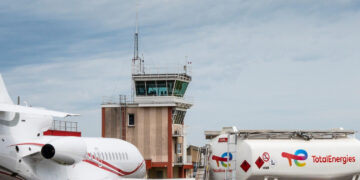 TOTAL ENERGIES AZIENDA INDUSTRIA ENERGETICA PRODUZIONE CARBURANTI CARBURANTE BIO RIFORNIMENTO AEREO AEREI AEROPLANO AEROPLANI Source: Imago economica