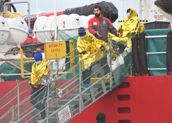 PORTO NAVE LIFE SUPPORT EMERGENCY ATTRACCA A BARI CON 120 MIGRANTI EQUIPAGGIO SBARCO MIGRANTI. IMMIGRAZIONE UE. Source: Imagoeconomica