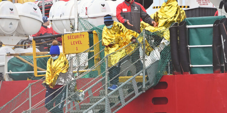 PORTO NAVE LIFE SUPPORT EMERGENCY ATTRACCA A BARI CON 120 MIGRANTI EQUIPAGGIO SBARCO MIGRANTI. IMMIGRAZIONE UE. Source: Imagoeconomica