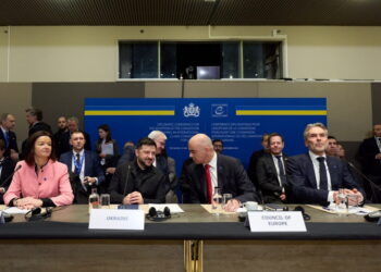 Il presidente ucraino, Volodymyr Zelensky, in visita all'Aia il 16 dicembre 2025, e il segretario generale del Consiglio d'Europa, Alain Berset. A sinistra Tanja Fajon, allora vice premier slovena e ministra degli Esteri, e a destra Dick Schoof allora primo ministro olandese. Fonte: Imagoeconomia
