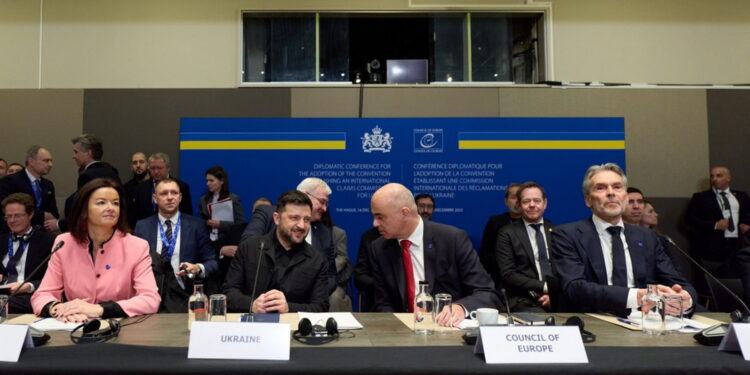 Il presidente ucraino, Volodymyr Zelensky, in visita all'Aia il 16 dicembre 2025, e il segretario generale del Consiglio d'Europa, Alain Berset. A sinistra Tanja Fajon, allora vice premier slovena e ministra degli Esteri, e a destra Dick Schoof allora primo ministro olandese. Fonte: Imagoeconomia