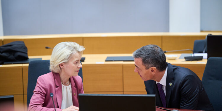 La presidente della Commissione Europea, Ursula von der Leyen, e il primo ministro spagnolo, Pedro Sanchez (Fonte: Imagoeconomica)