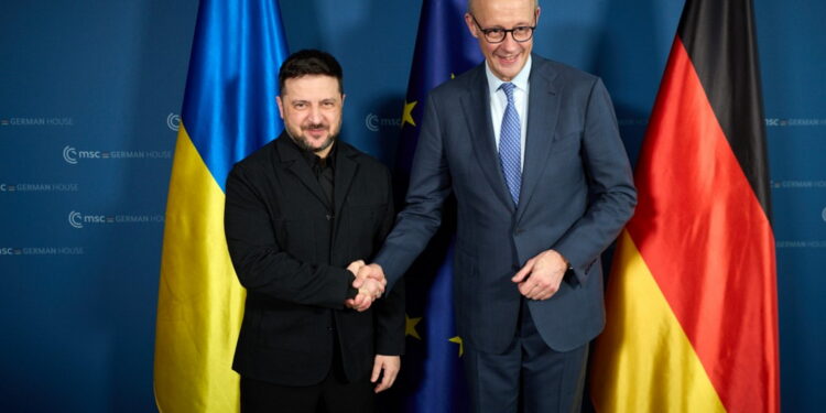 Il presidente ucraino, Volodymyr Zelensky, e il cancelliere tedesco, Friedrich Merz, a febbraio 2026 a margine della Conferenza di Monaco. Source: Imagoeconomica via president.gov