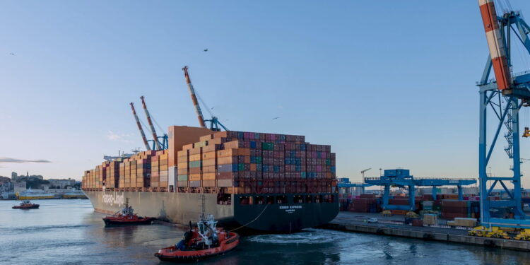 Logistica, porto di Genova. Source: Imagoeconomica via Psaitaly.com