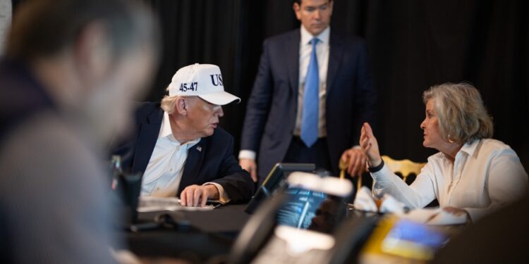 Il presidente degli Stati Uniti, Donald Trump, monitora le operazioni militari in Iran [foto: imagoeconomica]