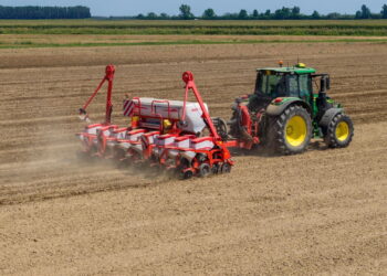MASCHIO GASPARDO AZIENDA INDUSTRIA AGRICOLA SETTORE AGRICOLTURA PRODUZIONE ATTREZZATURA ATTREZZATURE AGRICOLA AGRICOLE MACCHINARI AGRICOLI TREBBIATRICE TREBBIATRICI. Ferilizzanti. Fonte: Imago economica