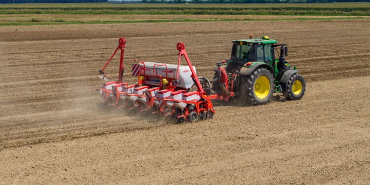 MASCHIO GASPARDO AZIENDA INDUSTRIA AGRICOLA SETTORE AGRICOLTURA PRODUZIONE ATTREZZATURA ATTREZZATURE AGRICOLA AGRICOLE MACCHINARI AGRICOLI TREBBIATRICE TREBBIATRICI. Ferilizzanti. Fonte: Imago economica