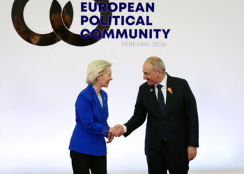 La presidente della Commissione Europea, Ursula von der Leyen, e il primo ministro dell'Armenia, Nikol Pashinyan