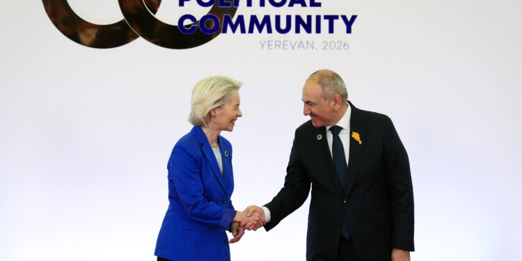 La presidente della Commissione Europea, Ursula von der Leyen, e il primo ministro dell'Armenia, Nikol Pashinyan