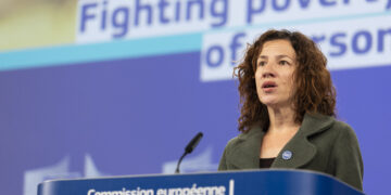 La vicepresidente della Commissione europea, Roxana Mînzatu, in conferenza stampa il 6 maggio 2026. Fonte: EU Commission