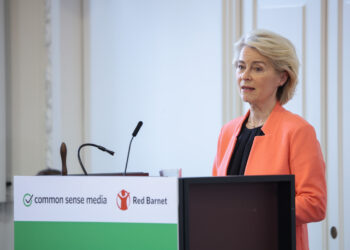 La presidente della Commissione europea Ursula von der Leyen al Vertice europeo sull'intelligenza artificiale e i bambini. Foto di Christophe Licoppe. Crediti: Commissione europea.