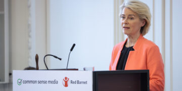 La presidente della Commissione europea Ursula von der Leyen al Vertice europeo sull'intelligenza artificiale e i bambini. Foto di Christophe Licoppe. Crediti: Commissione europea.