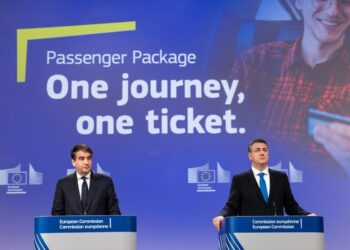 Il vicepresidente esecutivo della Commissione UE, Raffaele Fitto, e il commissario per i Trasporti, Apostolos Tzitzikostas (Fonte: EC - Audiovisual Service)