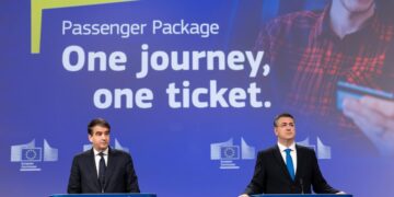 Il vicepresidente esecutivo della Commissione UE, Raffaele Fitto, e il commissario per i Trasporti, Apostolos Tzitzikostas (Fonte: EC - Audiovisual Service)
