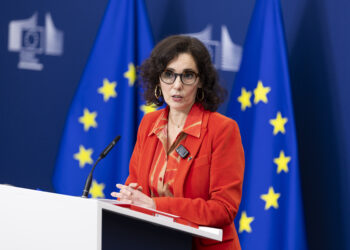 La commissaria UE per la Parità, la Preparazione e la Gestione delle Crisi, Hadja Lahbib durante il punto stampa in risposta all'iniziativa dei cittadini europei (ICE) "Vietare le pratiche di conversione nell'Unione europea". Crediti: Commissione europea