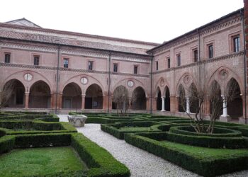 Chiostro di San Simeone, all'interno del complesso monastico di Polirone [foto: Di Dani 7C3 - Opera propria, CC BY-SA 3.0, https://commons.wikimedia.org/w/index.php?curid=5776924]