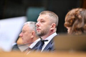 Il viceministro per lo Sviluppo delle comunità e dei territori dell'Ucraina, Oleksii Riabykin, alla plenaria del Comitato europeo delle Regioni (7 maggio 2026). Fonte: Comitato europeo delle Regioni