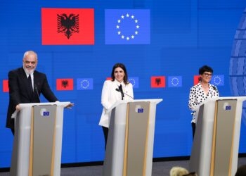 da sinistra: il primo ministro albanese, Edi Rama; la viceministra per gli Affari europei di Cipro, Marilena Raouna; la commissaria per l'Allargamento, Marta Kos [foto: European Council]