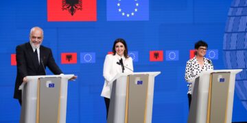 da sinistra: il primo ministro albanese, Edi Rama; la viceministra per gli Affari europei di Cipro, Marilena Raouna; la commissaria per l'Allargamento, Marta Kos [foto: European Council]