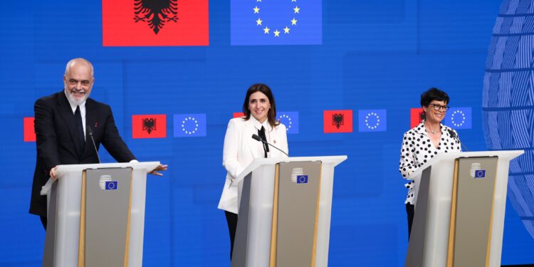 da sinistra: il primo ministro albanese, Edi Rama; la viceministra per gli Affari europei di Cipro, Marilena Raouna; la commissaria per l'Allargamento, Marta Kos [foto: European Council]