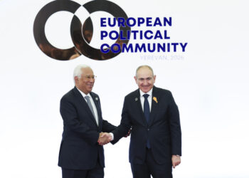 Il presidente del Consiglio europeo, Antonio Costa (sinistra), con il primo ministro armeno, Nikol Pashinyan [Yerevan, 4 maggio 2026. Foto: European Council]