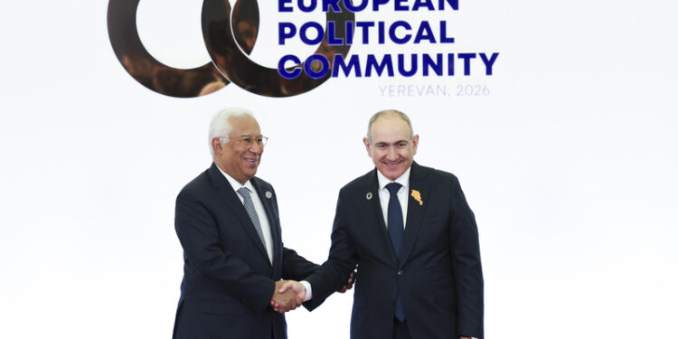 Il presidente del Consiglio europeo, Antonio Costa (sinistra), con il primo ministro armeno, Nikol Pashinyan [Yerevan, 4 maggio 2026. Foto: European Council]