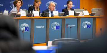 Il vicepresidente della BCE, Luis de Guindos, in audizione in commissione Affari economici [Bruxelles, 4 maggio 2026. Foto: European Parliament
