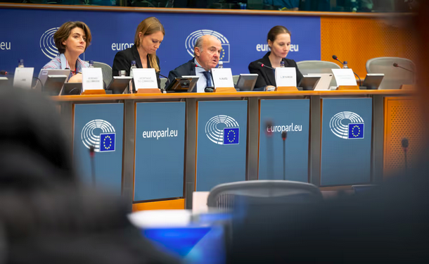 Il vicepresidente della BCE, Luis de Guindos, in audizione in commissione Affari economici [Bruxelles, 4 maggio 2026. Foto: European Parliament