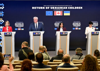 Riunione di alto livello della Coalizione internazionale per il ritorno dei bambini ucraini. Da sinistra a destra l’Alta rappresentante dell’Unione europea per la Politica estera e di sicurezza, Kaja Kallas, la commissaria all'allargamento, Marta Kos, il ministro degli Affari esteri ucraino, Andrii Sybiha e il ministro degli Affari esteri canadese, Anita Anand. Crediti: Consiglio Unione europea.