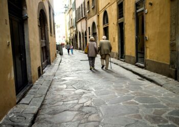 Anziani per le vie di Siena. Fonte: Photo de Jan Stonesur Unsplash