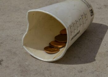 Povertà. Photo de Nick Fewingssur Unsplash