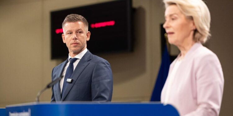 Il primo ministro dell'Ungheria, Péter Magyar, e la presidente della Commissione europea, Ursula von der Leyen [Bruxelles, 29 maggio 2026. Foto: Xavier Lejeune/EC - Audiovisual Service ]