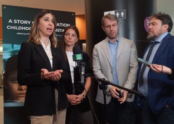 Gli eurodeputati del Movimento 5 stelle Palmisano, Della Valle e il deputato Carotenuto hanno presentato il film "The sea" con la giornalista Giulia Innocenzi al Parlamento europeo di Bruxelles. [Foto: Eunews]