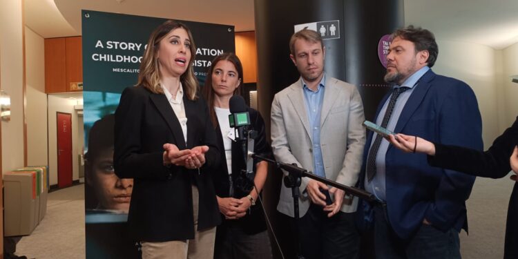 Gli eurodeputati del Movimento 5 stelle Palmisano, Della Valle e il deputato Carotenuto hanno presentato il film "The sea" con la giornalista Giulia Innocenzi al Parlamento europeo di Bruxelles. [Foto: Eunews]