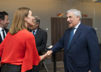 La presidente del Parlamento europeo, Roberta Metsola, incontra il ministro degli Esteri italiano, Antonio Tajani alla riunione del Partito popolare europeo pre-Consiglio europeo, 2026. Crediti: Parlamento europeo