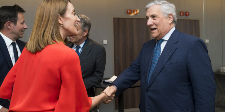 La presidente del Parlamento europeo, Roberta Metsola, incontra il ministro degli Esteri italiano, Antonio Tajani alla riunione del Partito popolare europeo pre-Consiglio europeo, 2026. Crediti: Parlamento europeo