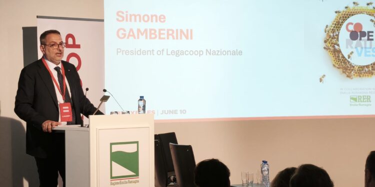 Il presidente Simone Gamberini durante la conferenza sul Qfp a Bruxelles.