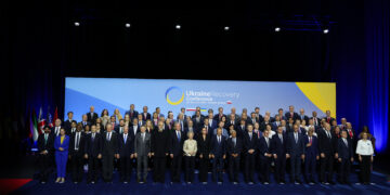 Foto di famiglia alla Conferenza sulla ripresa dell'Ucraina. 25 Giugno 2026. Source: EU Council